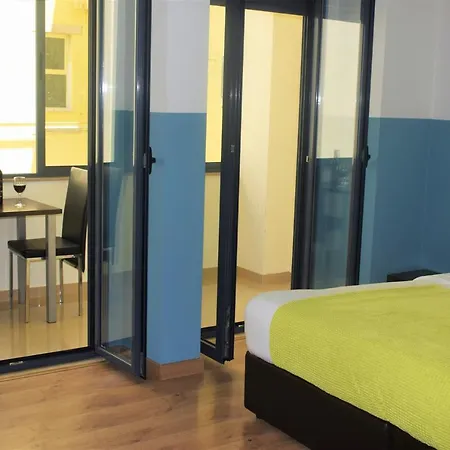 우니베르수 호만티쿠 3*